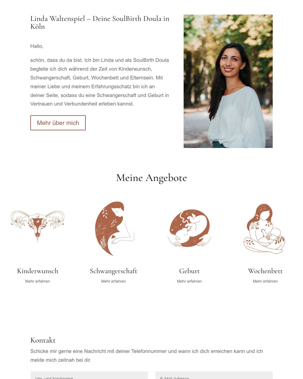 Ausschnitt der Doula-Website: Vorstellungstext mit Portraitfoto, darunter die vier Angebotsbereiche Kinderwunsch, Schwangerschaft, Geburt und Wochenbett mit gezeichneten Illustrationen.