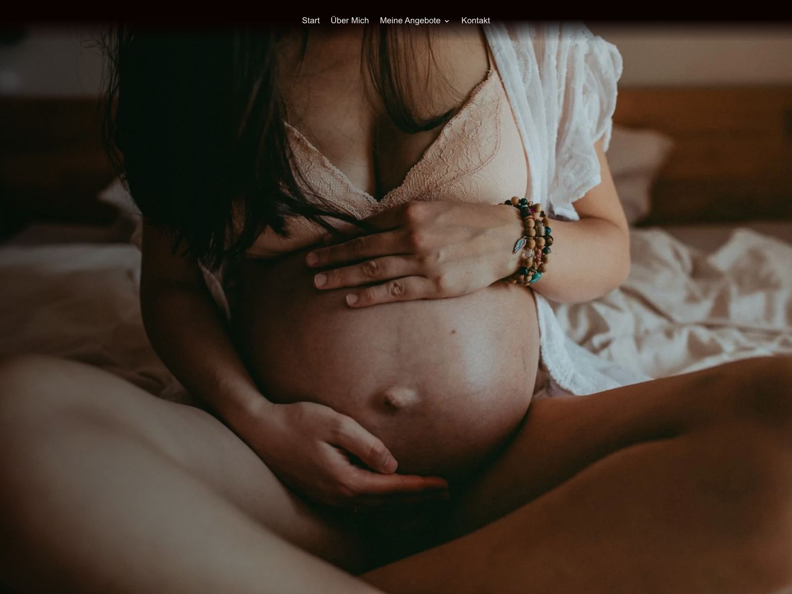 Startbildschirm der Doula-Website mit großflächigem, ruhigem Schwangerschaftsfoto und schlanker Navigation.